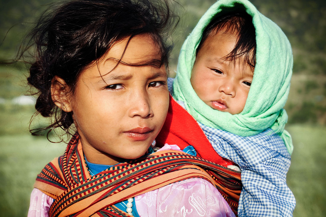 Duas irmãs nas montanhas do Butão