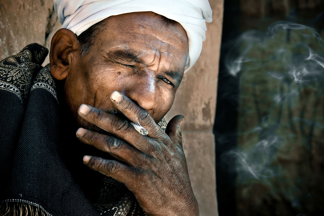 Senhor egípcio fumando nas redondezas de Karnak e Luxor 