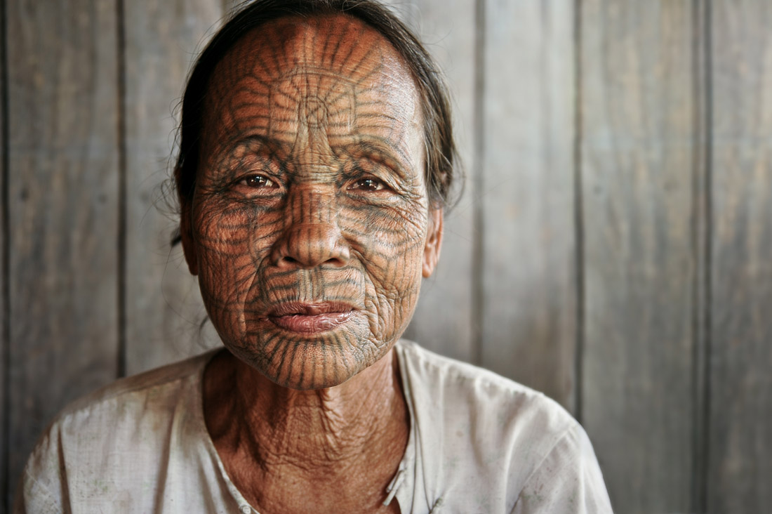 Em Myanmar as mulheres jovens tinham os rostos tatuados afim de tirar a beleza delas